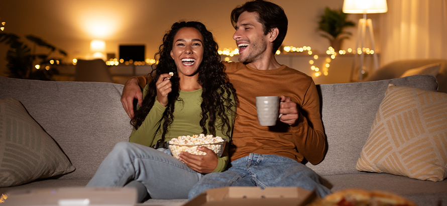 Paar schaut gemeinsam Netflix