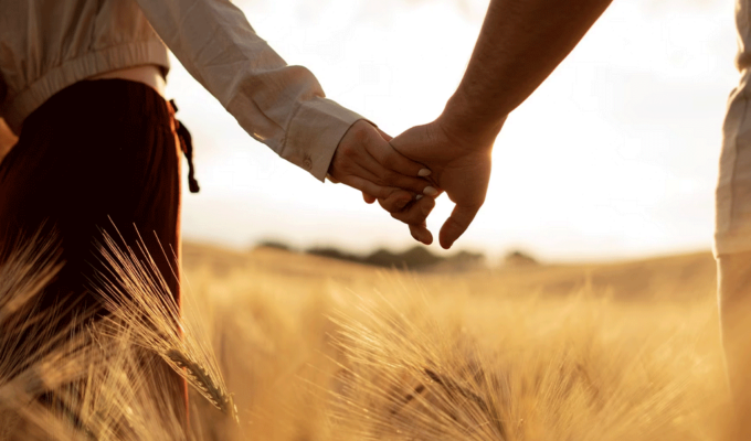 Mann und Frau halten Händchen