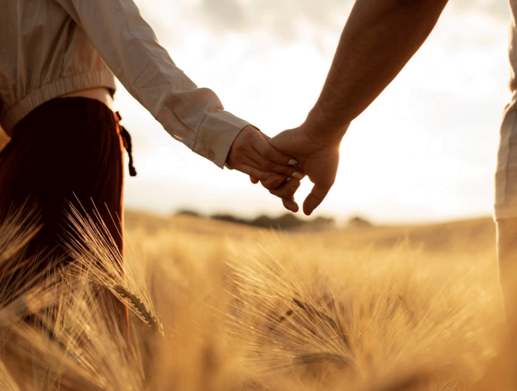 Mann und Frau halten Händchen