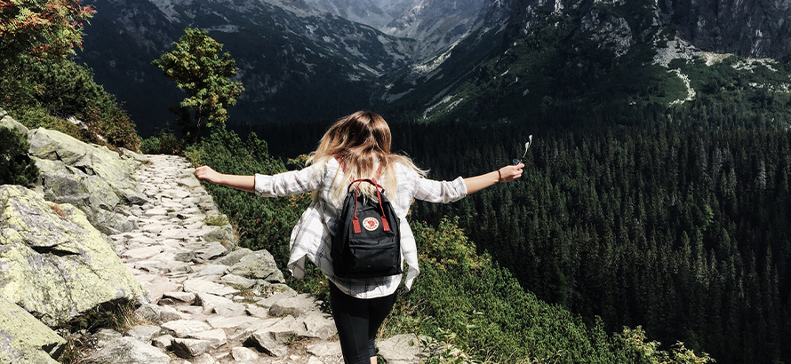 Frau macht Digital Detox und geht wandern