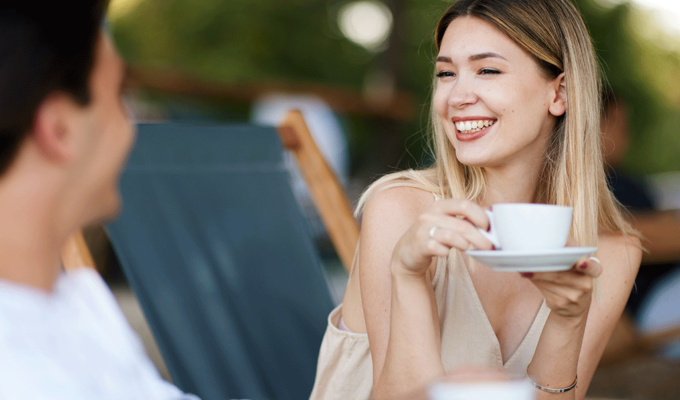 Frau flirtet im Cafe