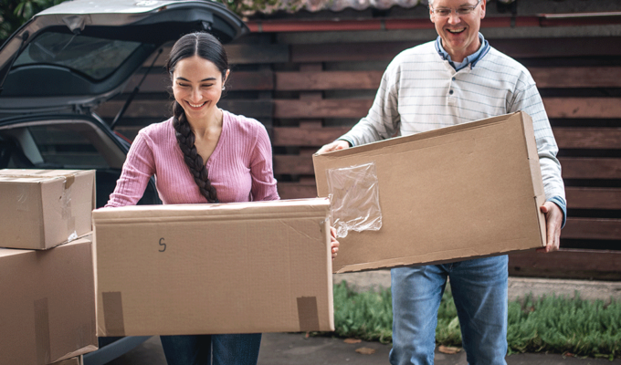 Vater hilft Tochter beim Auszug