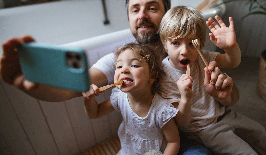 Kinder beim Zähne putze