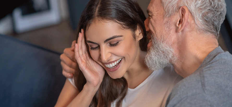 Junge Frau flirtet mit älterem Mann, denn Liebe kennt kein Alter.
