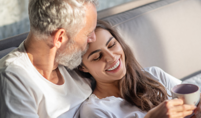 Junge Frau mit älterem Mann zusammen