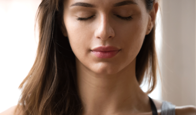 Frau atmet in sich hinein