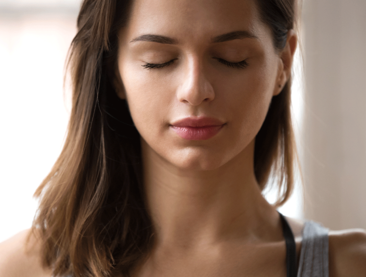 Frau atmet in sich hinein