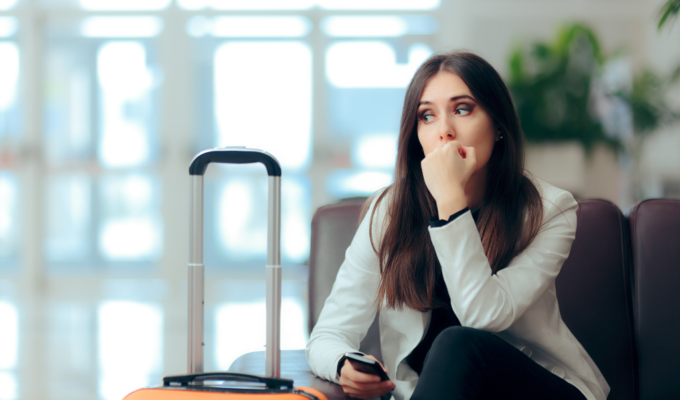 frau kehrt aus dem urlaub zurück und hat schlechte laune