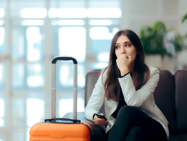 frau kehrt aus dem urlaub zurück und hat schlechte laune