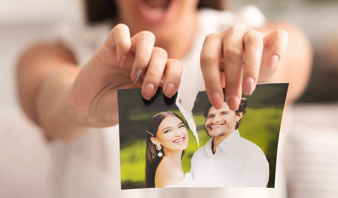 Frau zerreißt Bild von sich und Ex-Partner