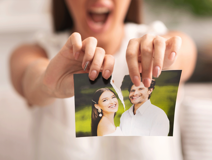 Frau zerreißt Bild von sich und Ex-Partner