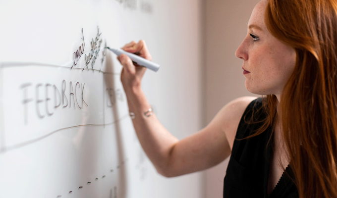 Frau arbeitet konzentriert