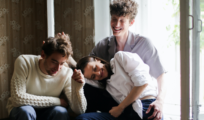 Offene Beziehung zwischen zwei Männern und einer Frau