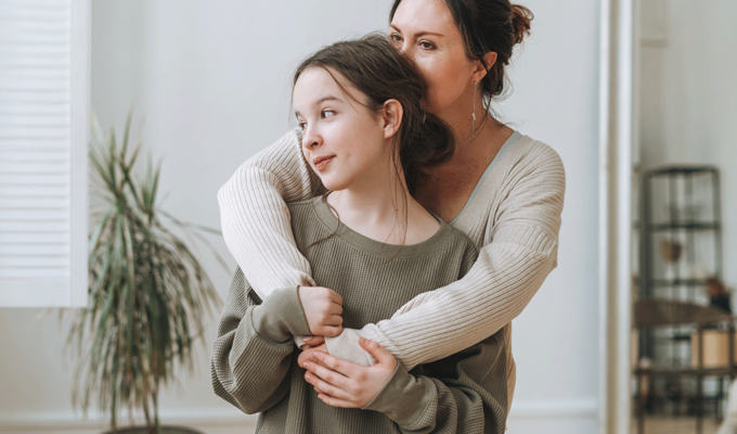 Frau umarmt ihre Tochter