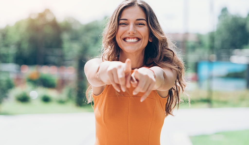 Zufriedene Frau lächelt