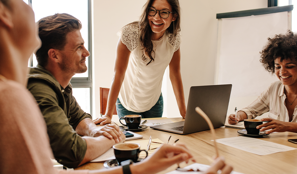 Arbeitskollegen arbeiten zusammen