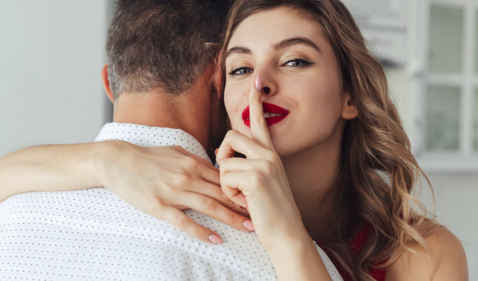 Frau umarmt Mann. Affäre/Zweitebzeiehung geheim halten