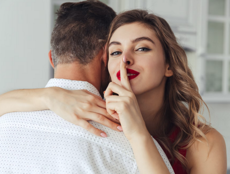 Frau umarmt Mann. Affäre/Zweitebzeiehung geheim halten