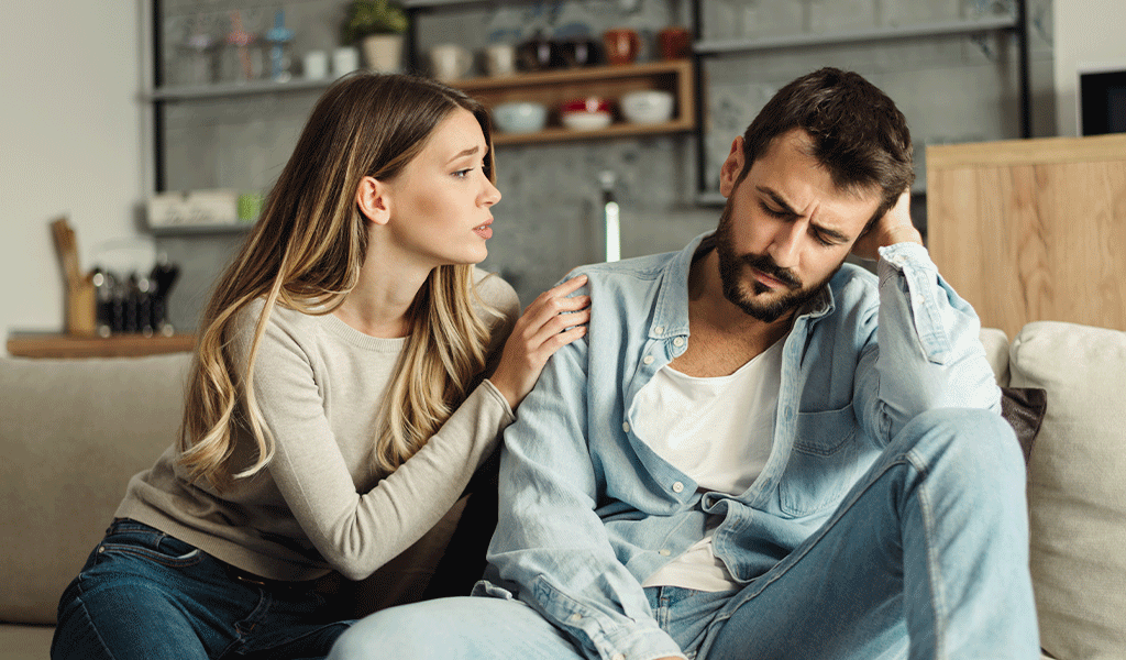 Frau klammert am Partner und belastet ihn