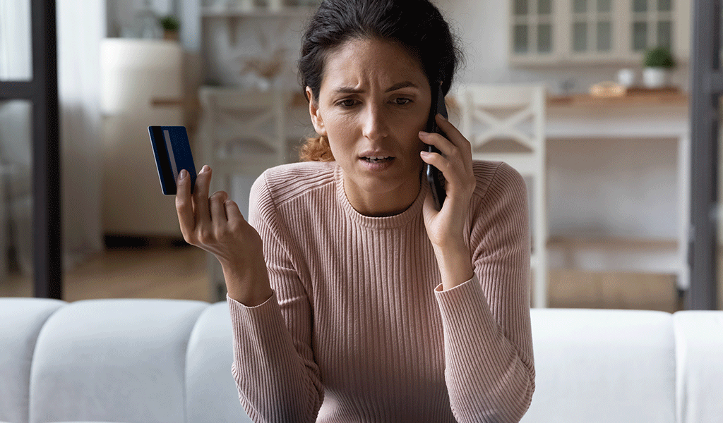 Eine Frau wird sich ihrer finanziellen Abhängigkeit in der Partnerschaft bewusst