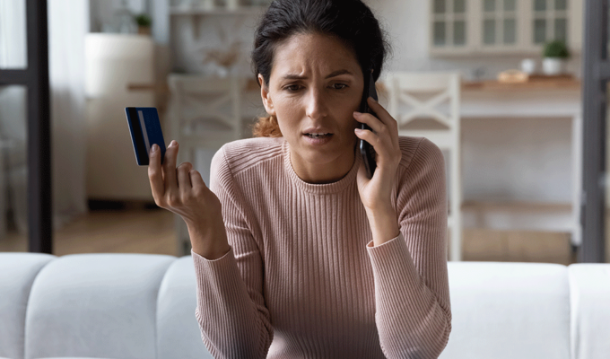 Eine Frau wird sich ihrer finanziellen Abhängigkeit in der Partnerschaft bewusst