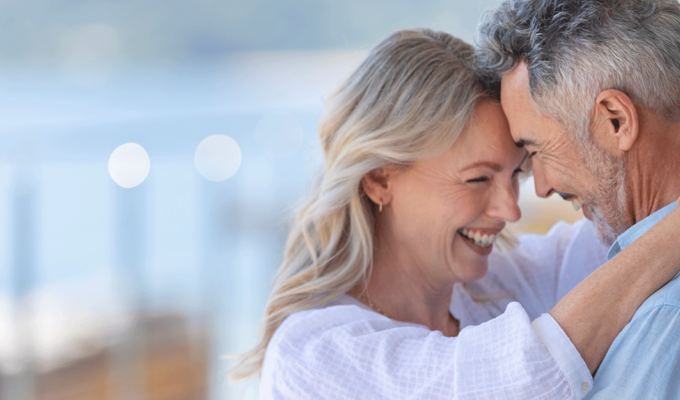 Mittelaltes Paar freut sich, sich umarmend