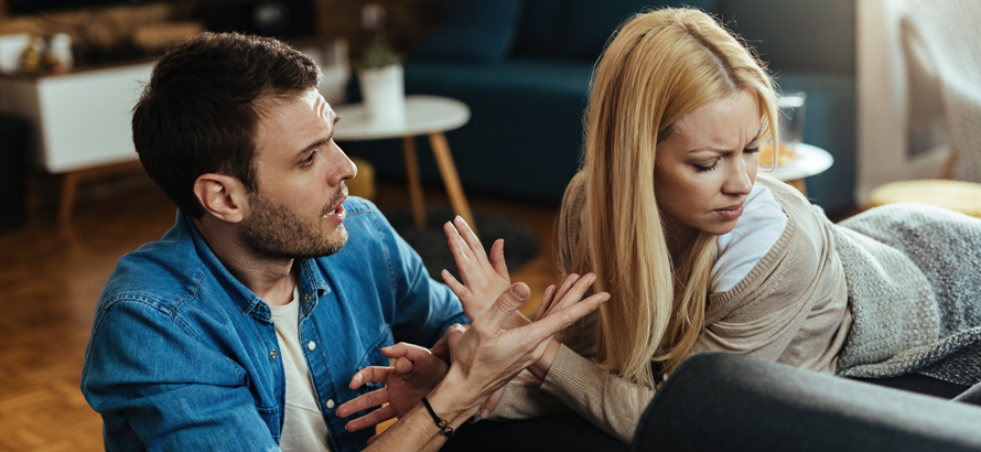 Ein Beziehungsstreit zwischen Mann und Frau wegen einer Lüge
